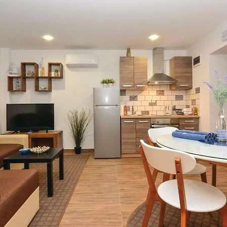 One-bedroom In Betina Apartment *